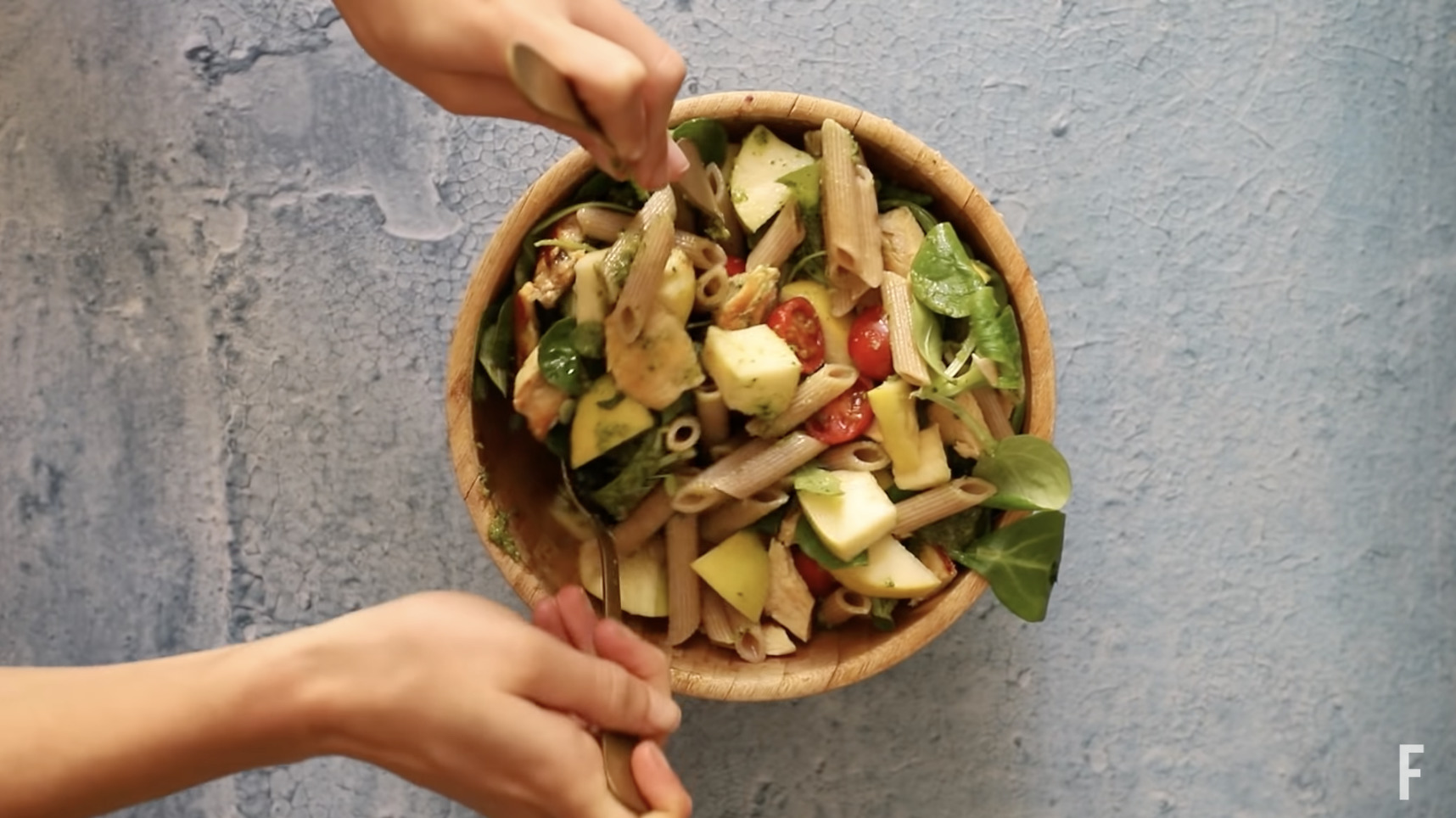 elaboración ensalada pasta saludable